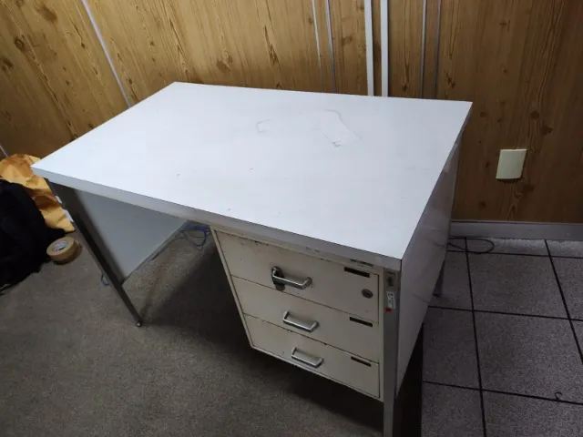 Mesa de Metal - Ambulatória Na cor Branca - Com Gaveteiro