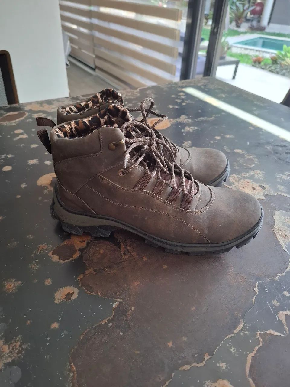 Botas de couro marrom com forro animal print