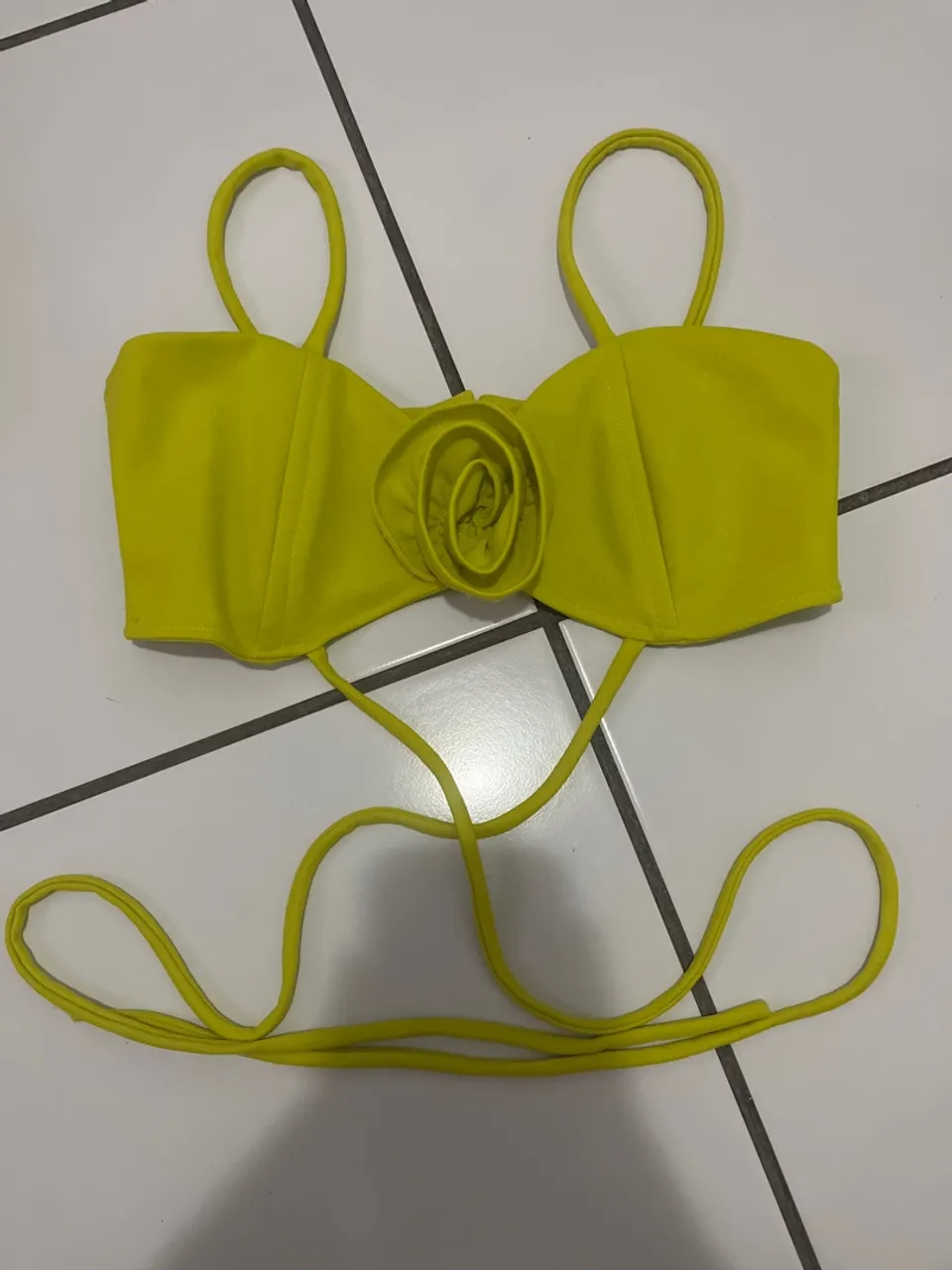 Top cropped com detalhe em flor