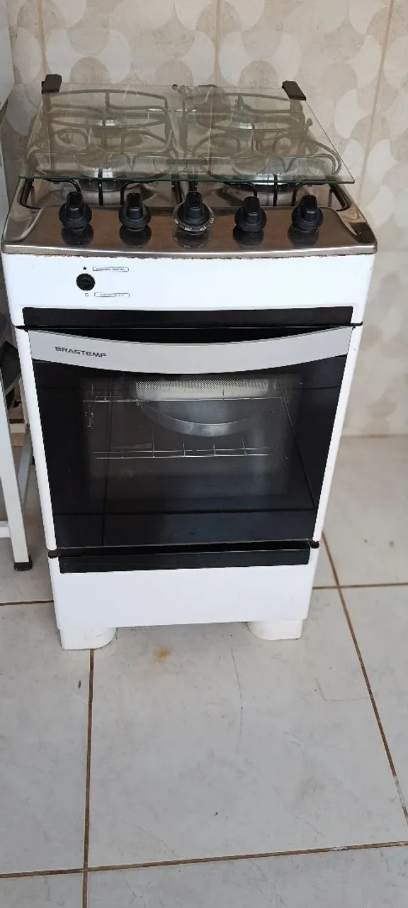Fogão Brastemp com 4 bocas e forno