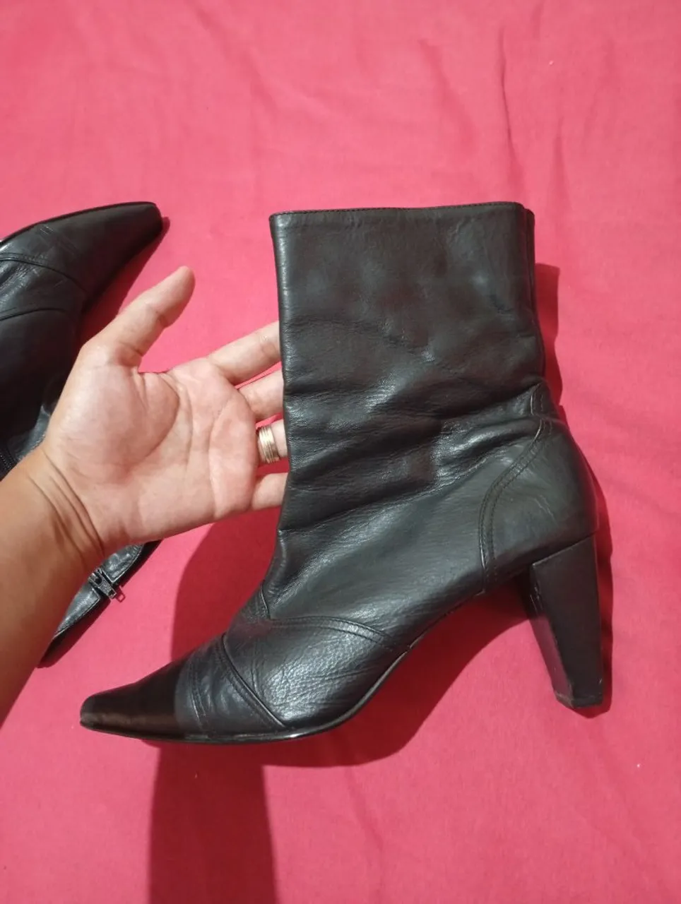 Bota Feminina de Couro Preta - Elegância e Conforto