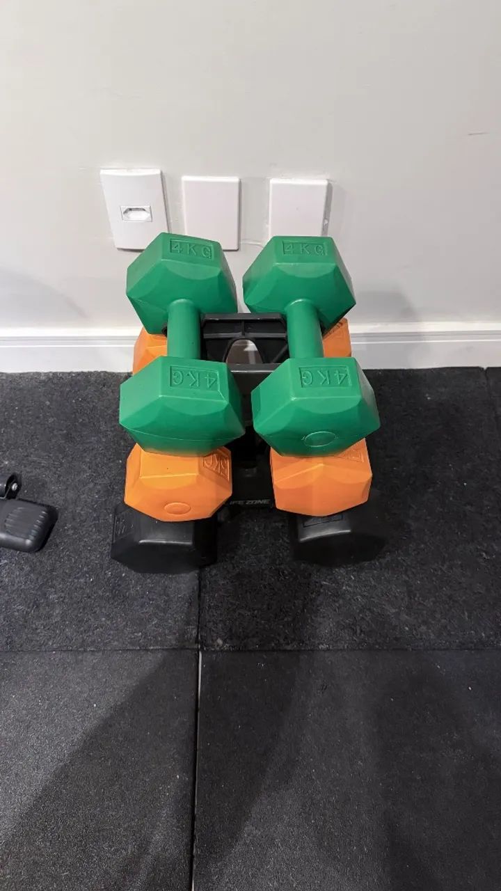 KIT DE HALTERES LIFE ZONE (4kg, 5kg, 6kg) COM SUPORTE - COMO NOVOS! - Foto 2