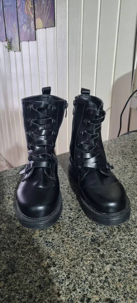 Botas Femininas Coturno Preto - Estilo e Conforto!