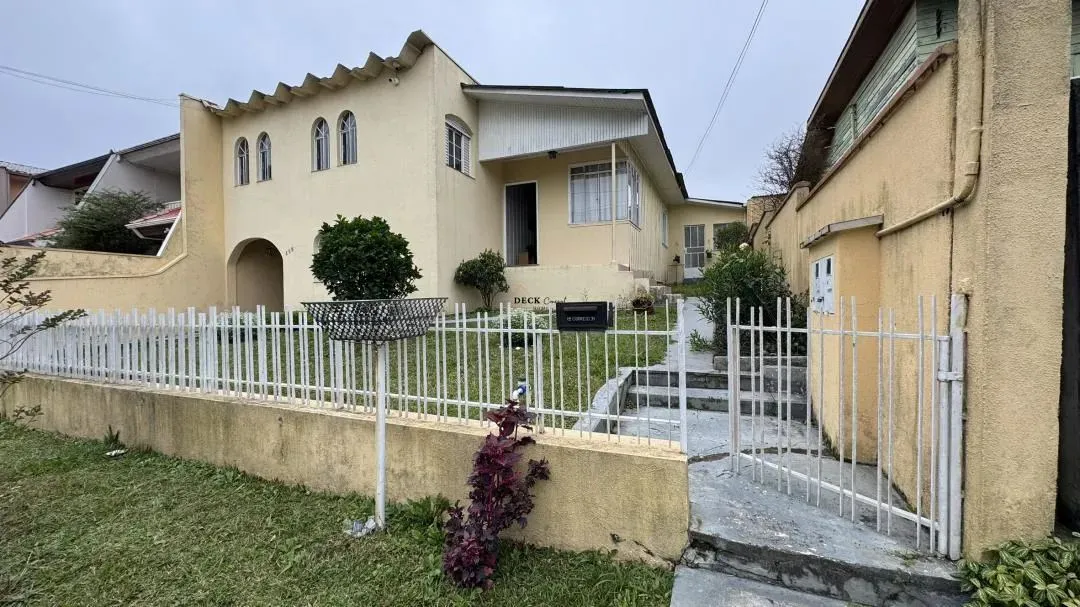 Terreno no Bairro Bacacheri com 390m², possui uma casa não averbada - Bacacheri - Curitiba