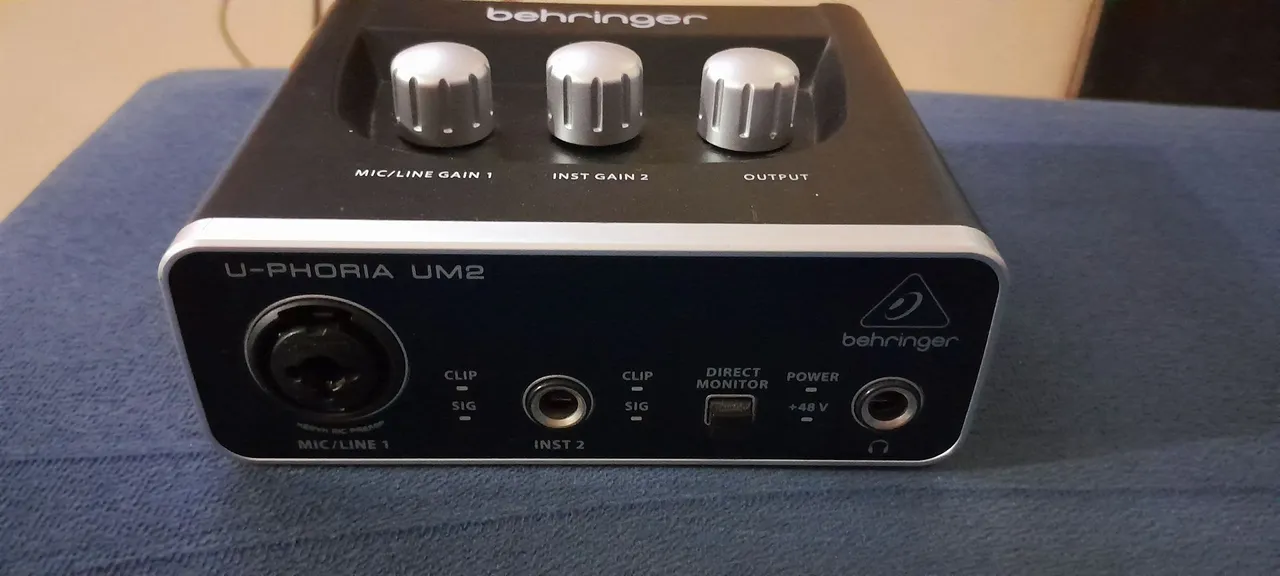 Behringer U-Phoria UM2 Interface de Áudio