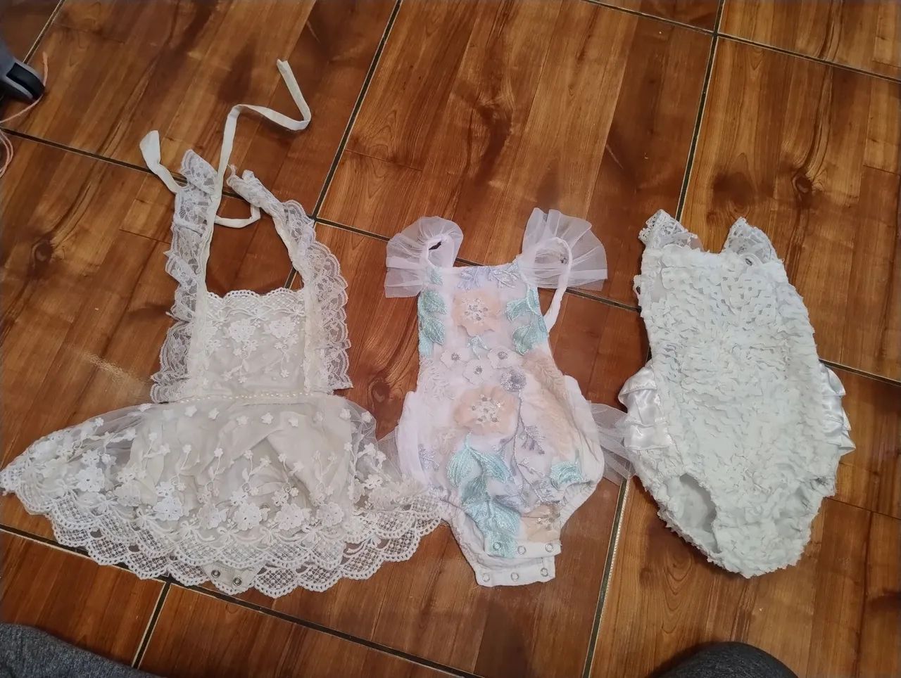 Body de renda para bebê - 3 peças