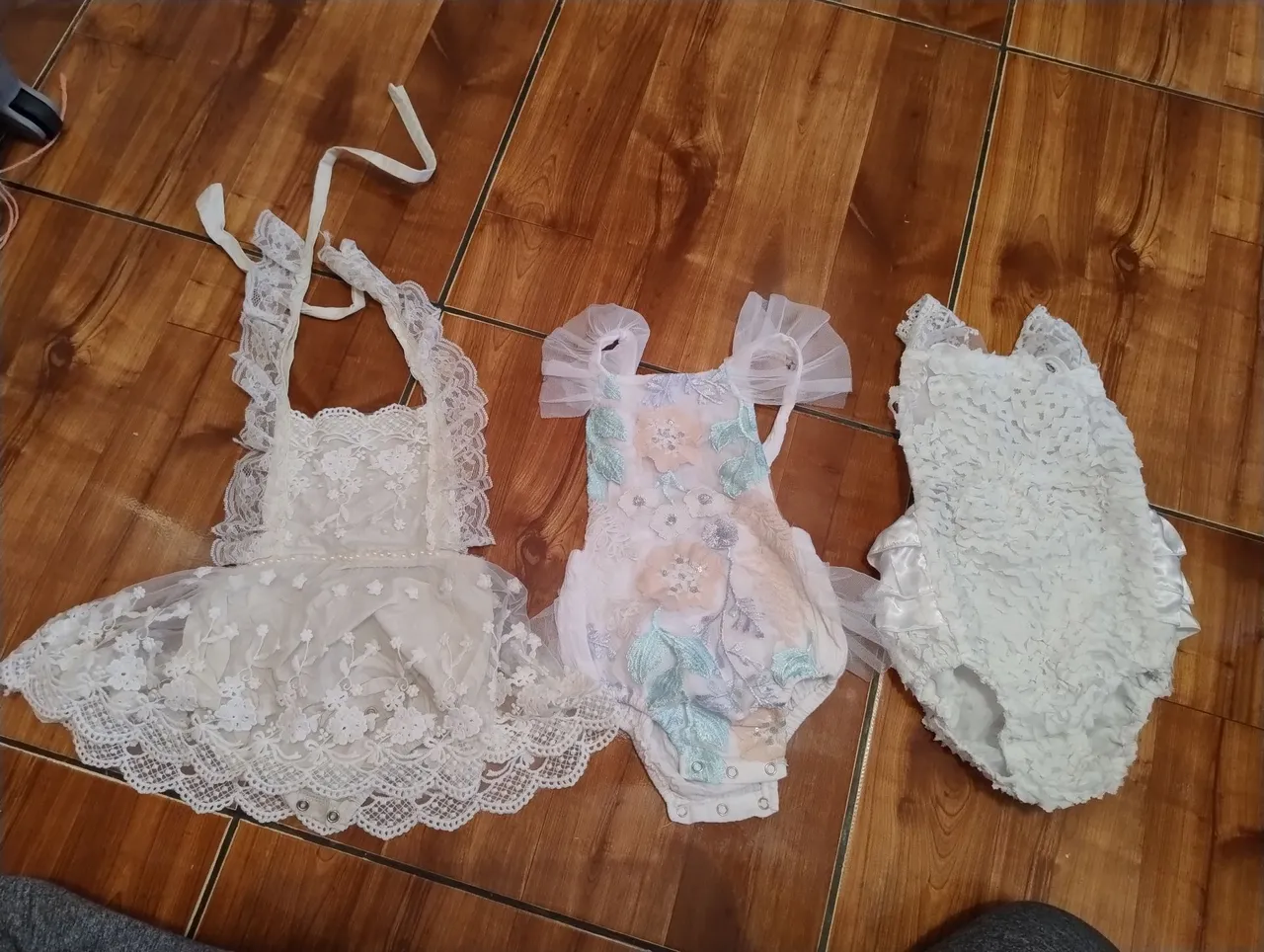 Body de renda para bebê - 3 peças