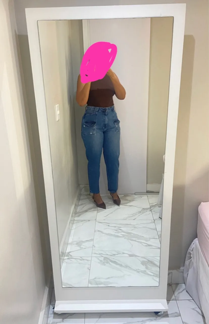 Espelho de corpo inteiro com moldura branca
