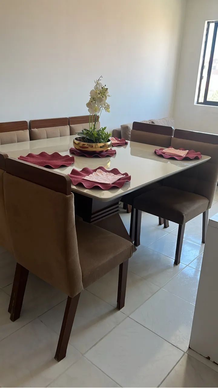 Vende se uma mesa de 08 cadeiras, medindo 130X130 né conservada. 