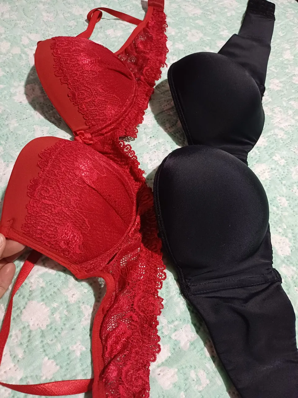 Sutiã vermelho rendado e sutiã preto