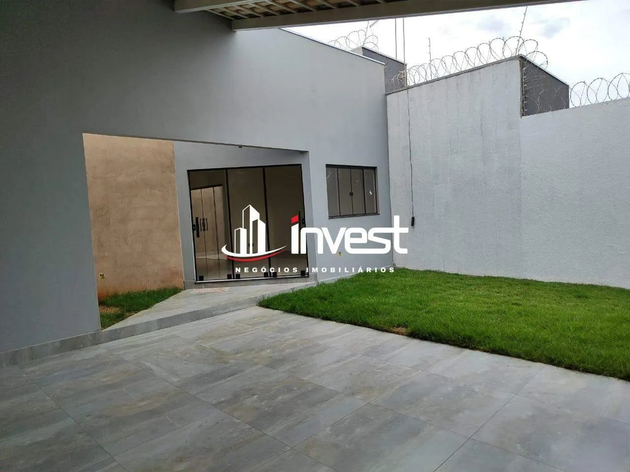 Maravilhosa casa à venda com 3 suítes, sala ampla integrada e 2 vagas no coração do Laranj