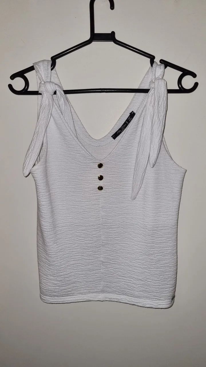Blusa branca com botões e laços - Foto 2