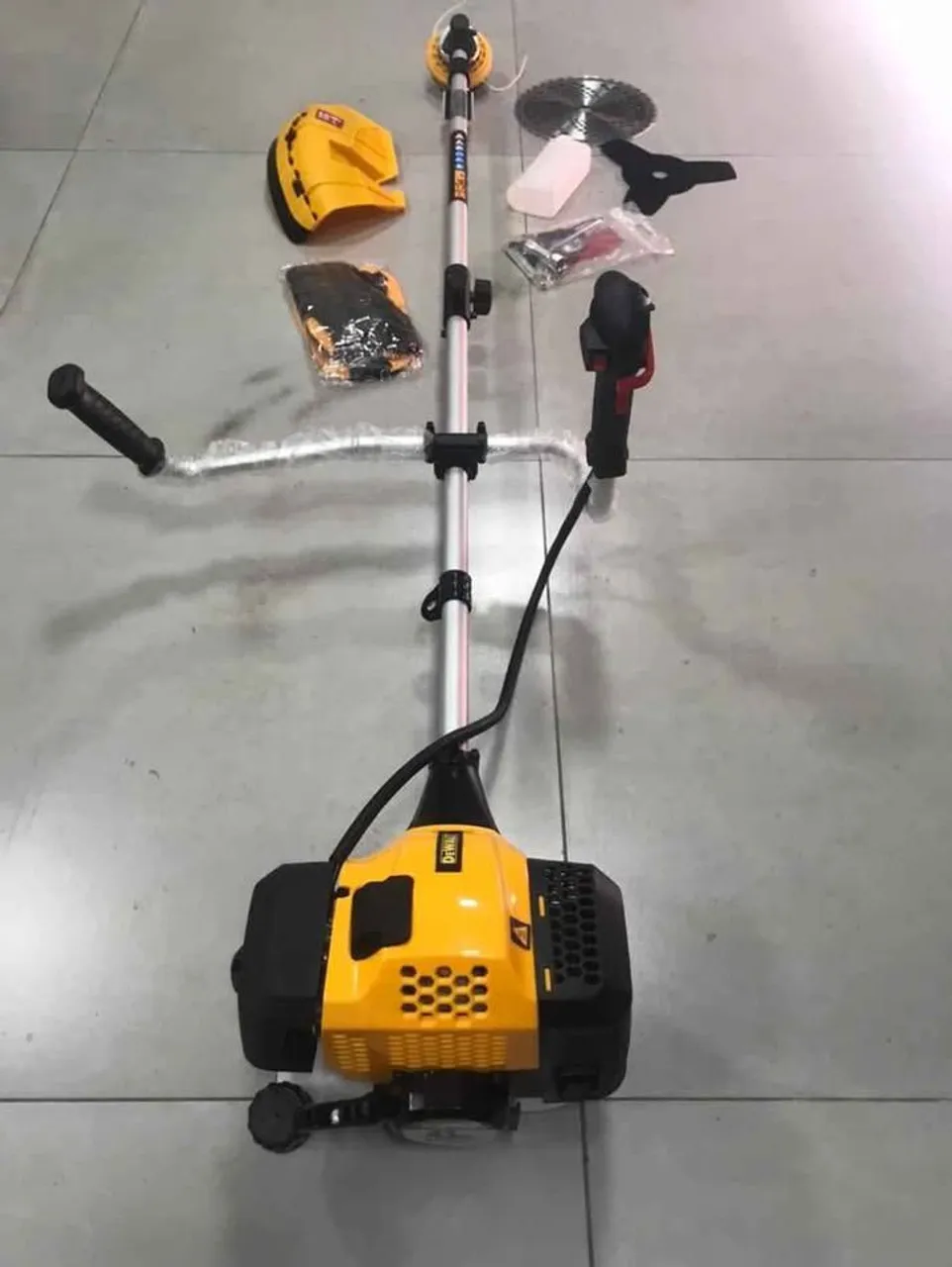 Roçadeira Dewalt a gasolina Zerada Completa