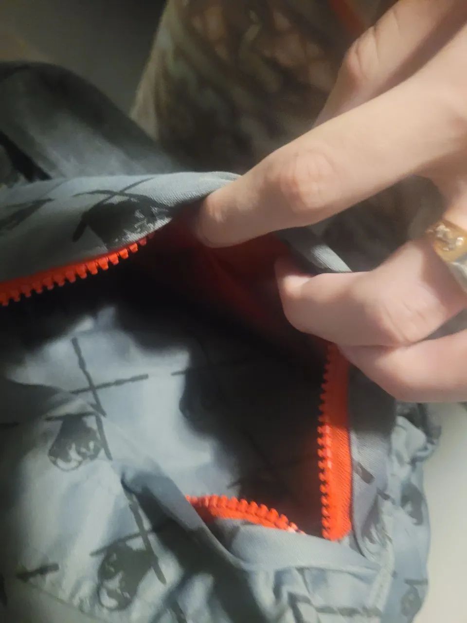 Mochila Cinza com Detalhes Vermelhos - Foto 2