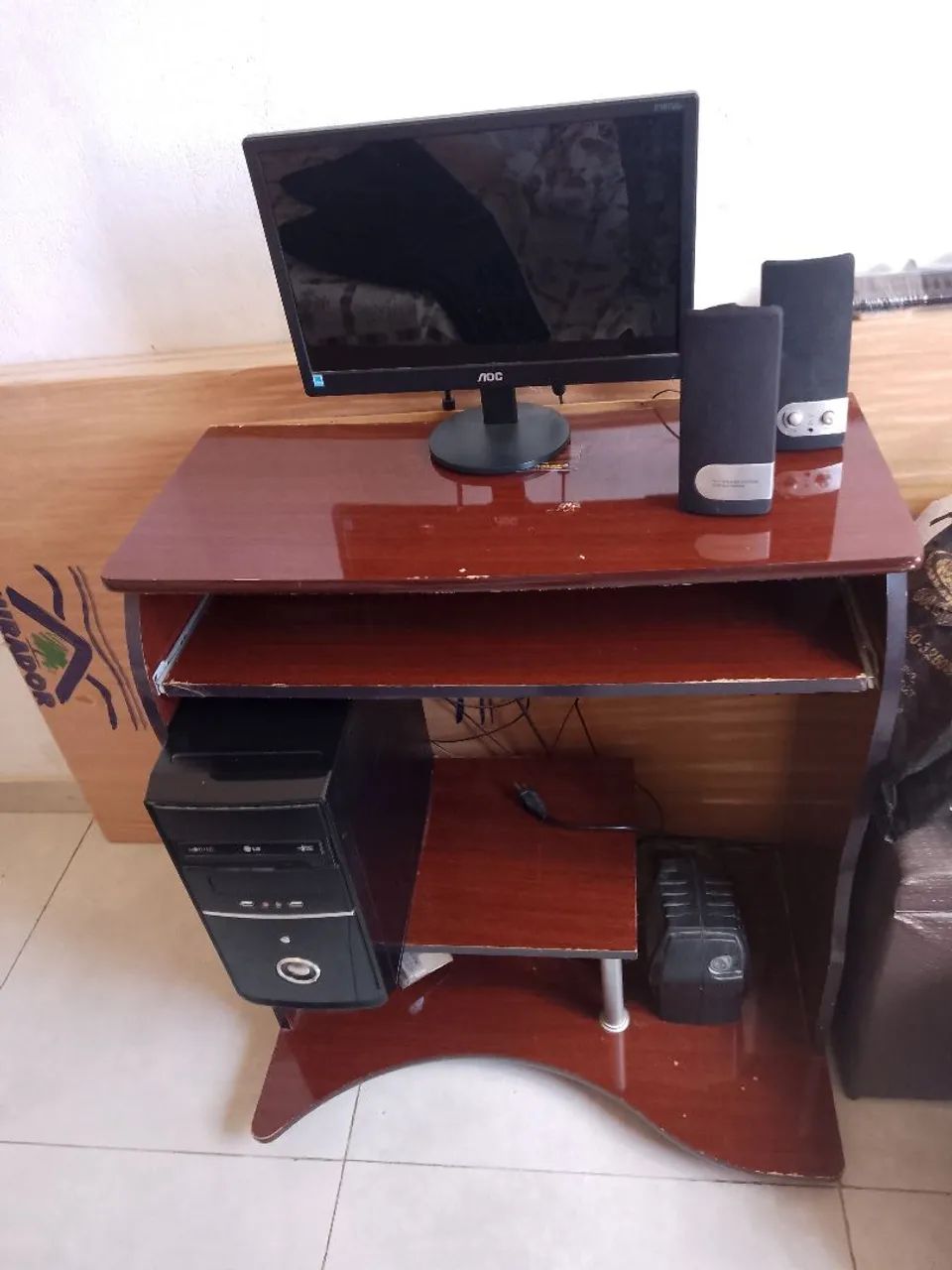 Computador completo com todos os itens e a mesa também.