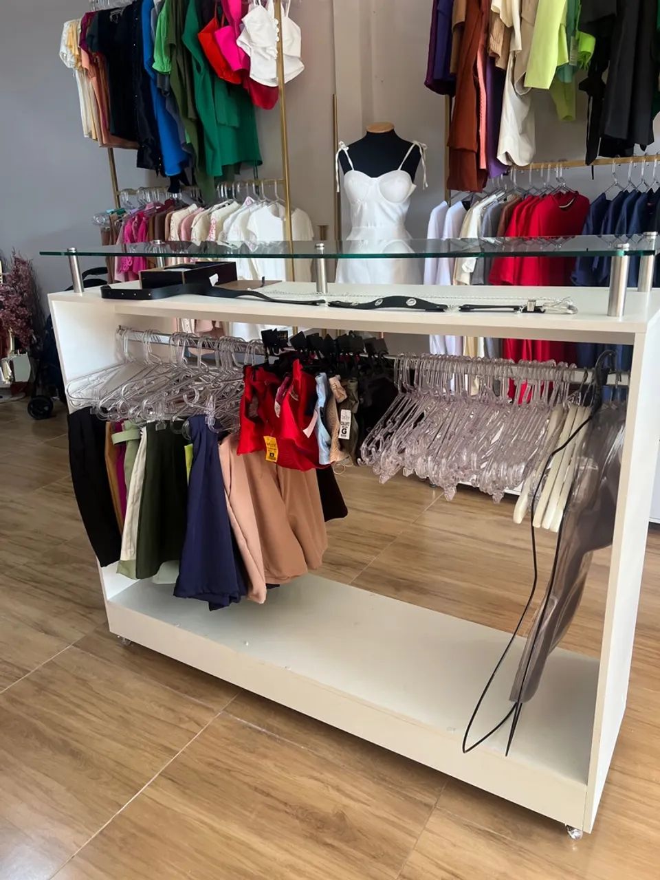 Expositor de roupas para loja e balcão 