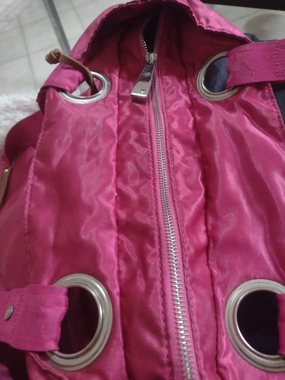 Vendo linda bolsa em cetim pink Victoria's secret  - Foto 3