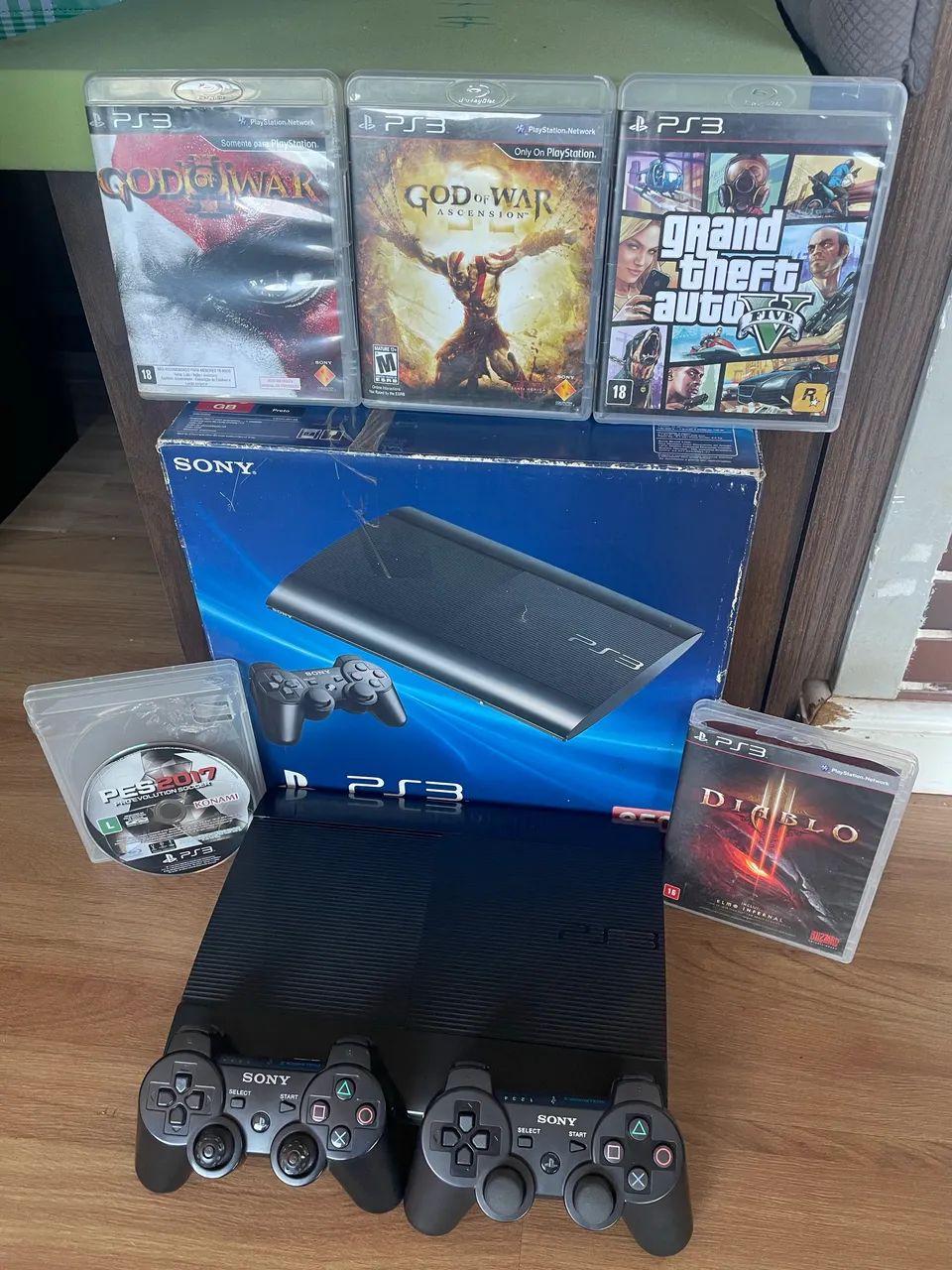 PS3 Super Slim na caixa 5 jogos, 2 controles