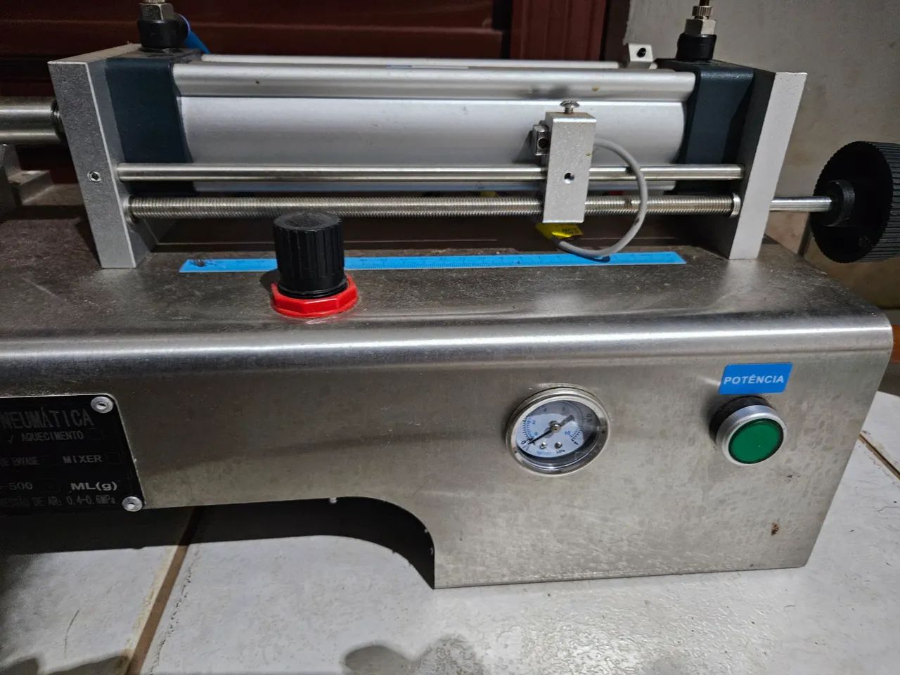 Invasadora de líquidos e pastosos