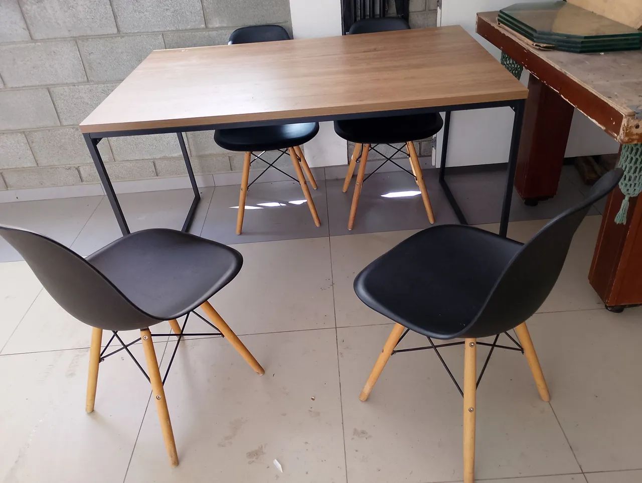 Mesa com quatro cadeiras 1,35m X 0,90 m - Foto 2