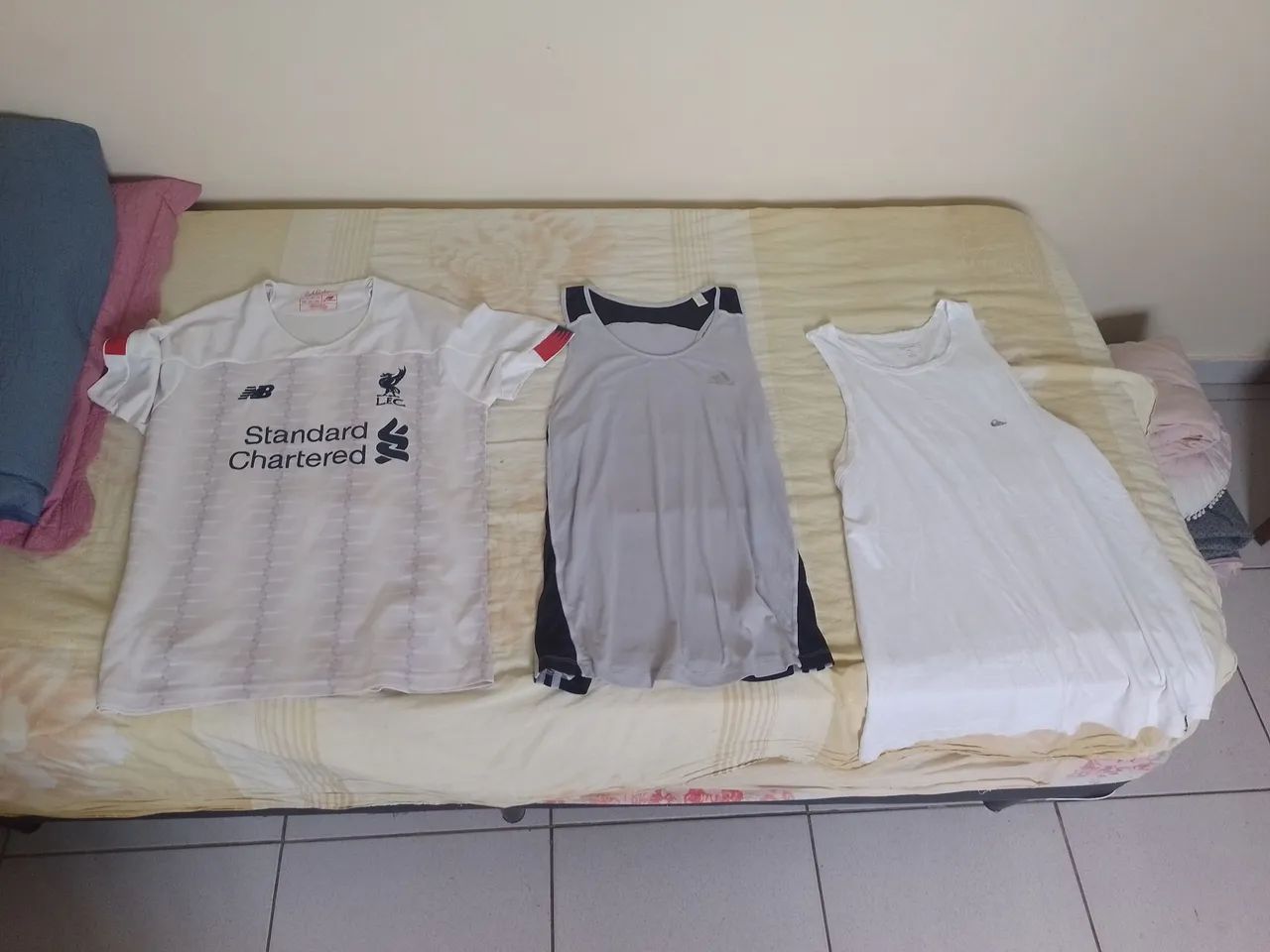 Kit de roupas Adidas Quik silver e camisa do Liverpool 