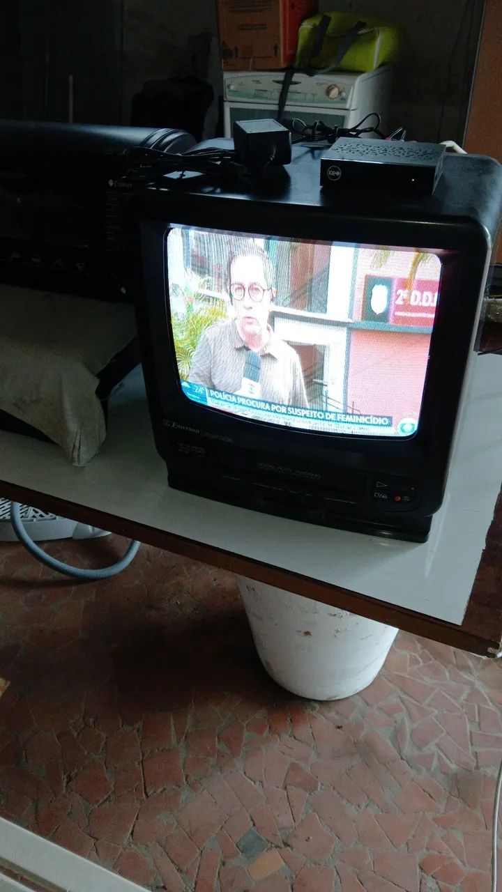 Tv de tubo com vídeo cassete integrado 