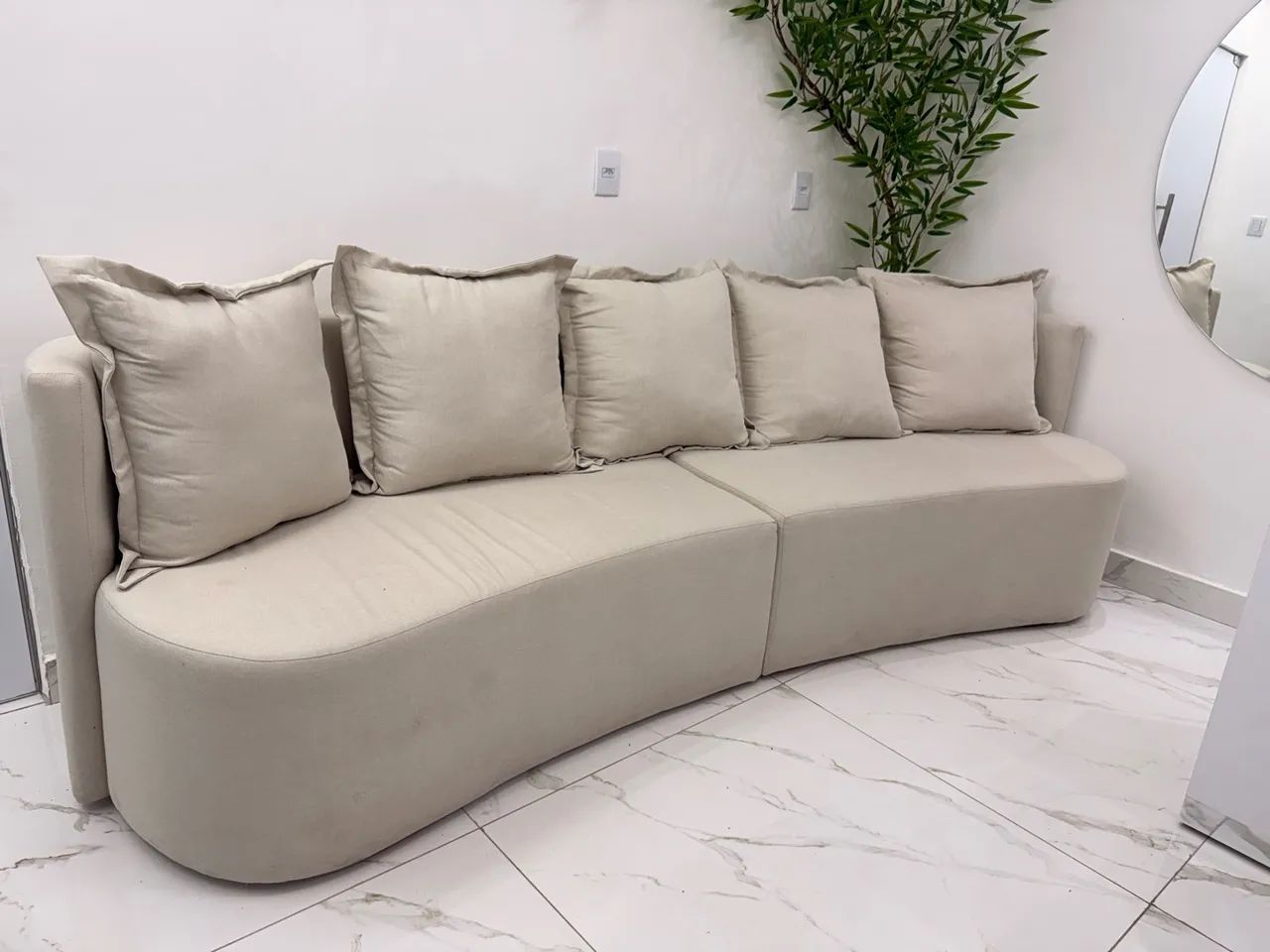 Sofá bege moderno e confortável  - Foto 2