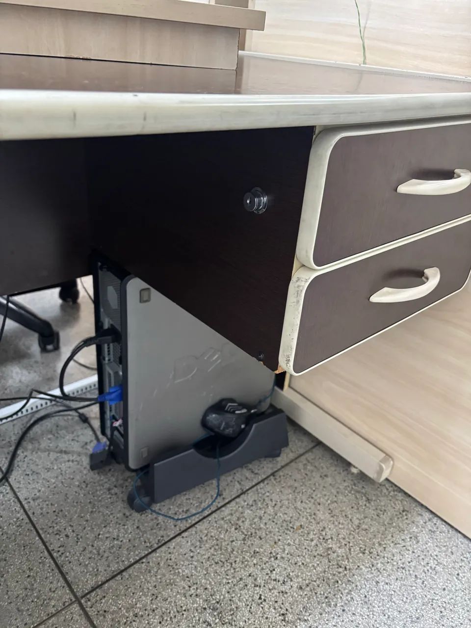 Mesa de escritório com gavetas - Foto 5