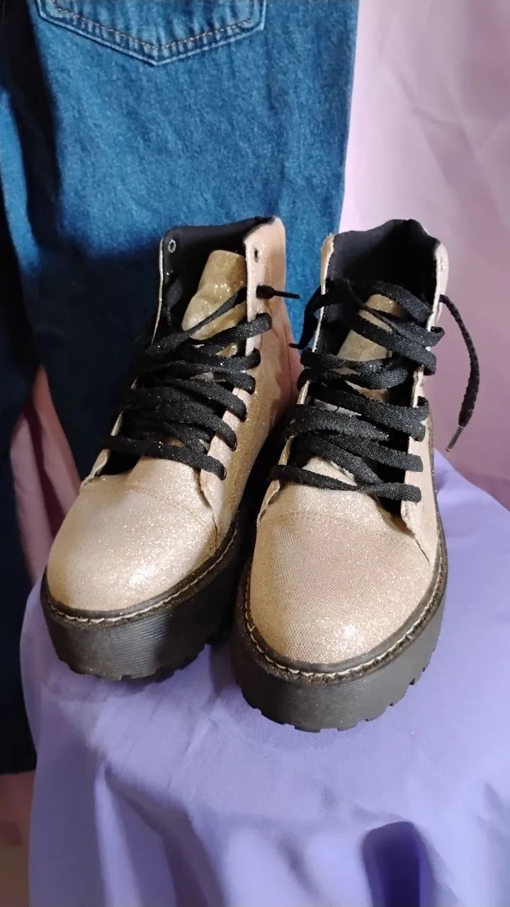 Botinha coturno dourado com brilhos