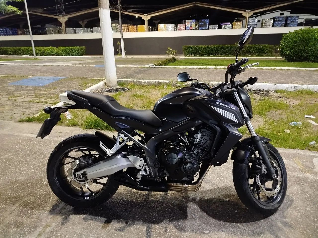 VENDO CB650F CONSERVADA 