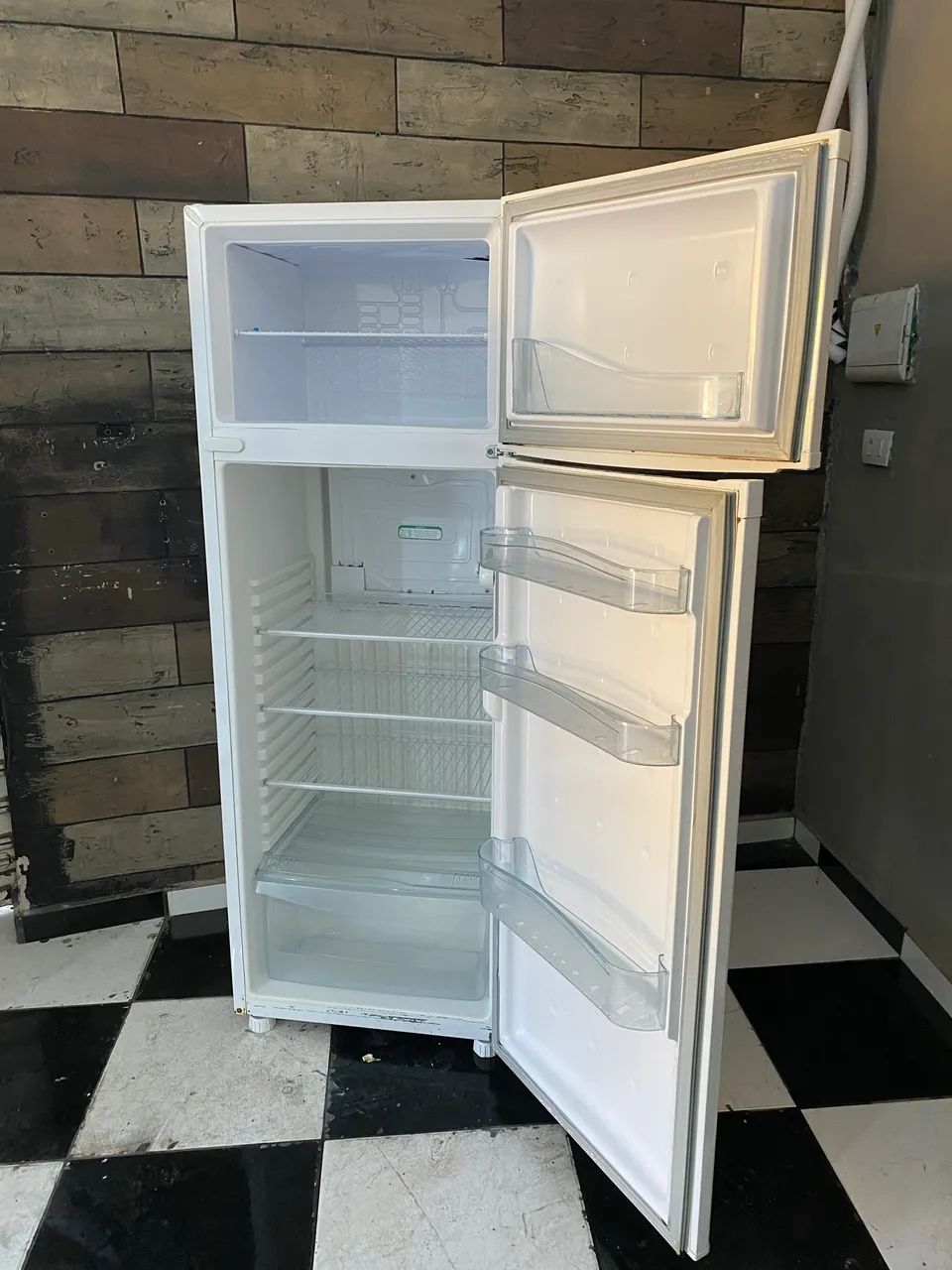 Vendo geladeira cônsul gelo seco 2 portas 127 volts 350 litros original e funcionando  - Foto 4