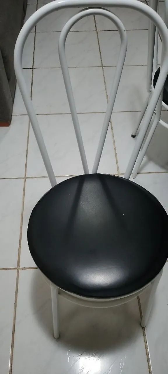 Jogo com 4 cadeiras de ferro brancas - Excelente estado - Foto 3