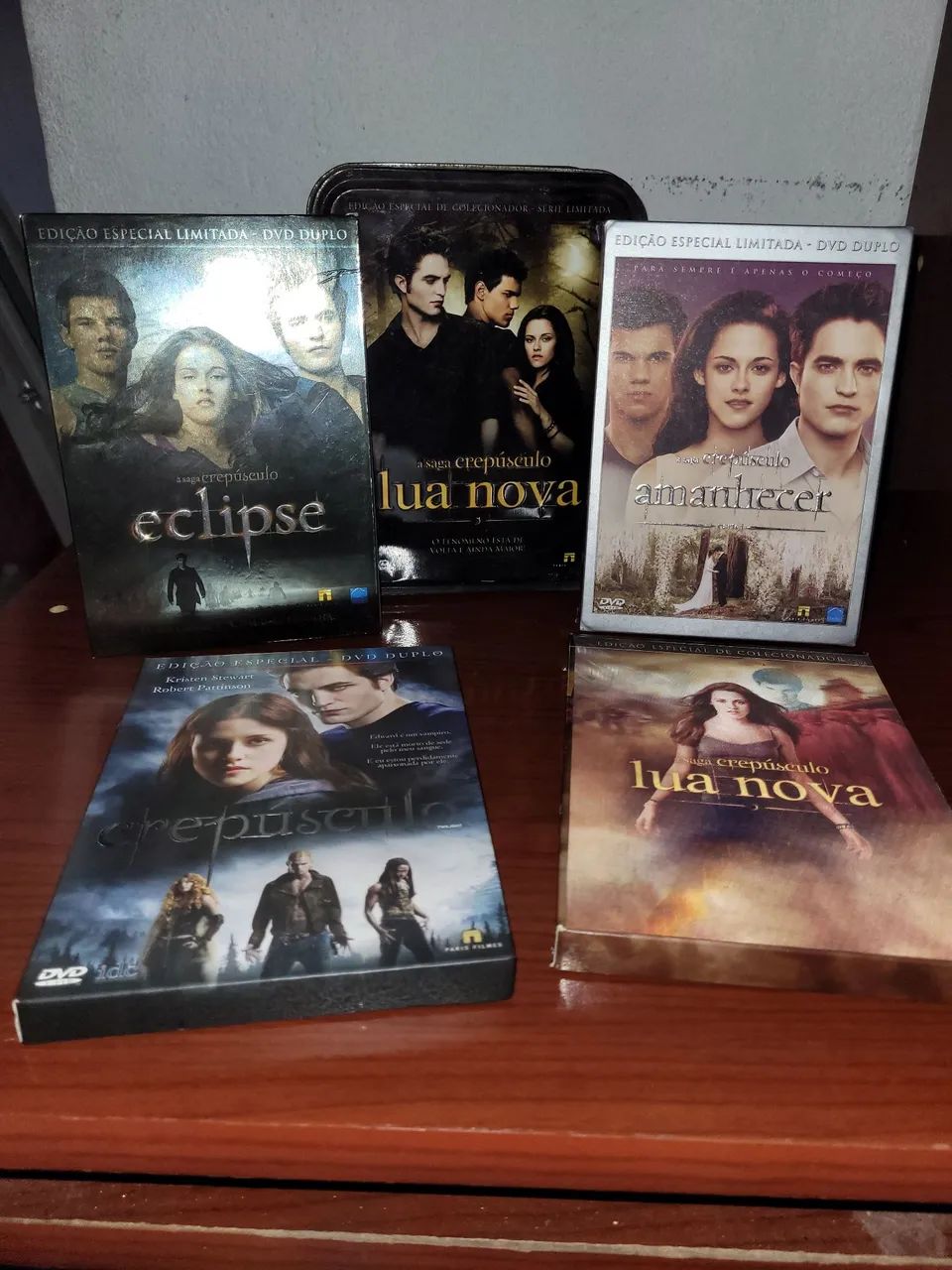   LATA COM DVDS DA SAGA CREPÚSCULO 1 DELES AINDA ESTÁ LACRADO ( SÓ RETIRADA  )