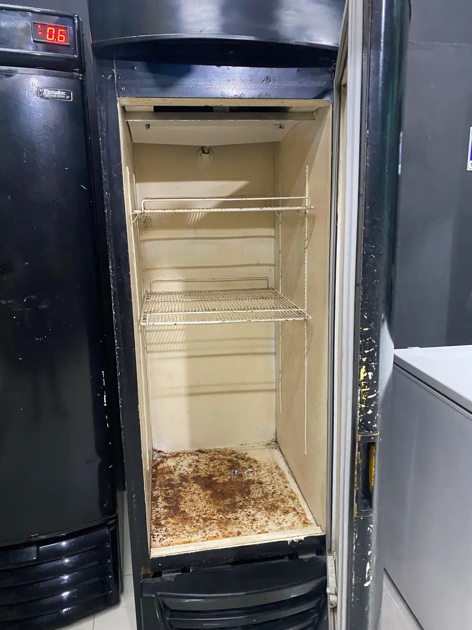 Vendo freezer vertical, GELANDO MUITO. - Foto 5