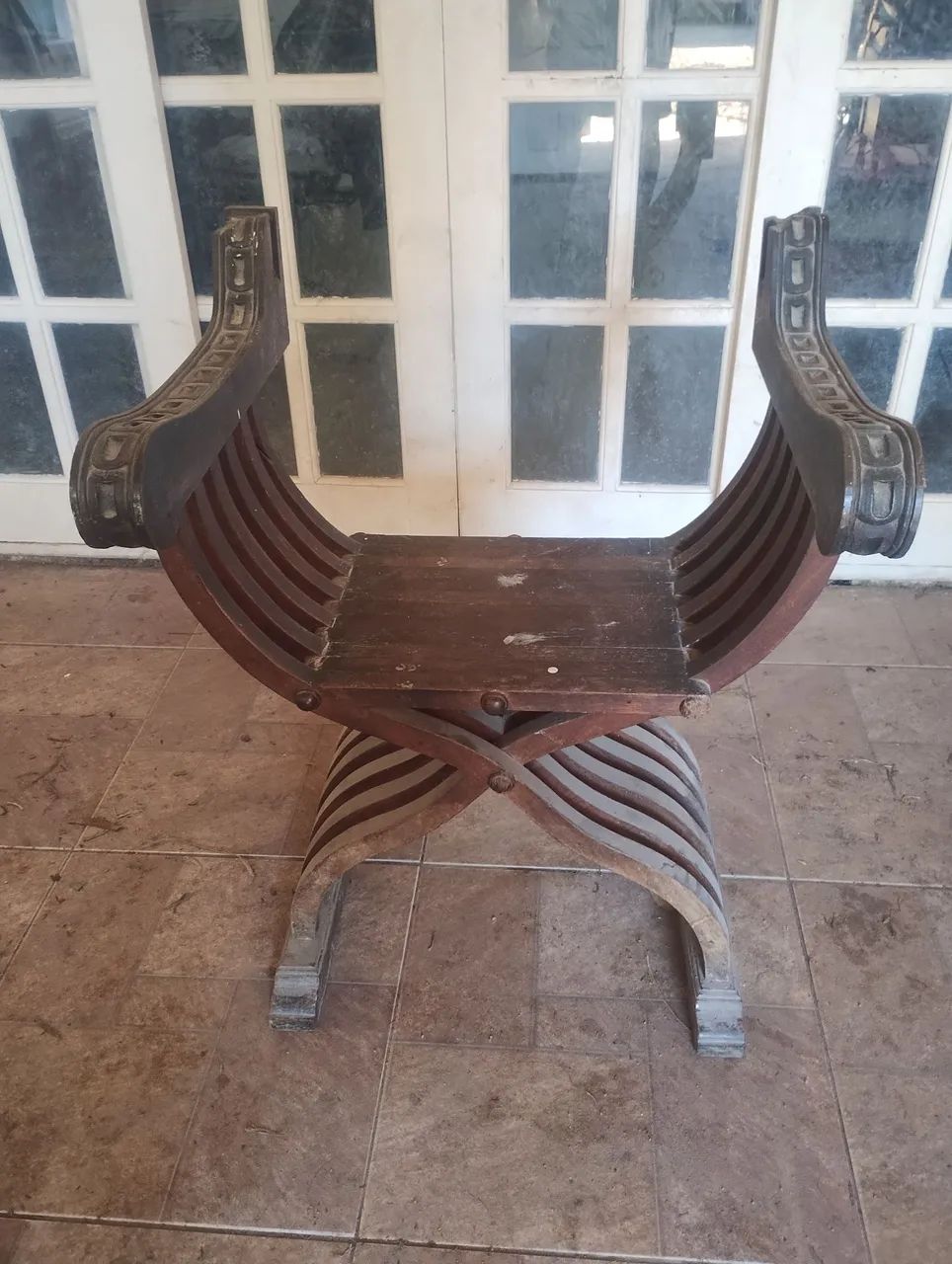 Vendo cadeira de madeira antiga Savonarola. 