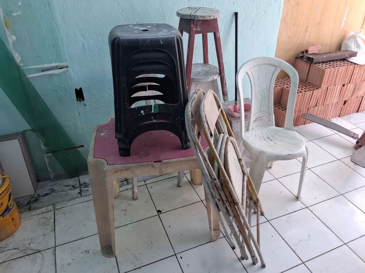 Mesa, cadeiras e bancos, leia e aproveite.