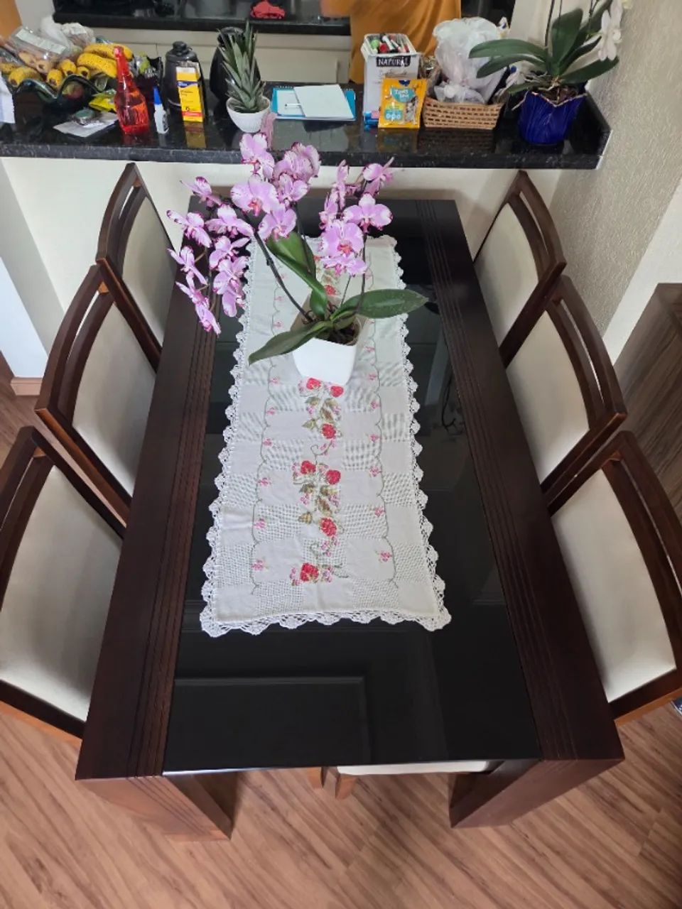 Mesa de madeira com tampo de vidro e 6 cadeiras  - Foto 4