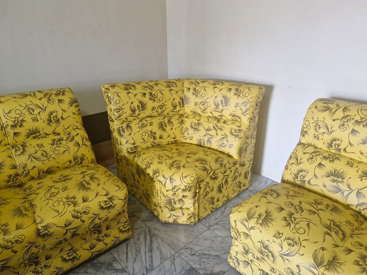 3-Module Sofa, Semi-Circular Shape, in Excellent Condition.463754251753246723
