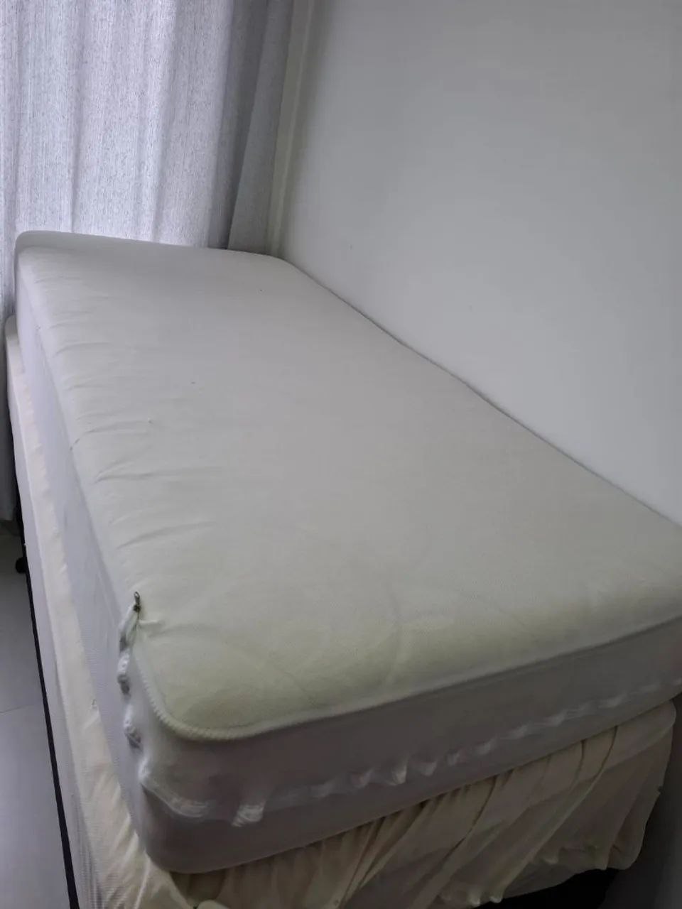 Dois colchões box de solteiro 