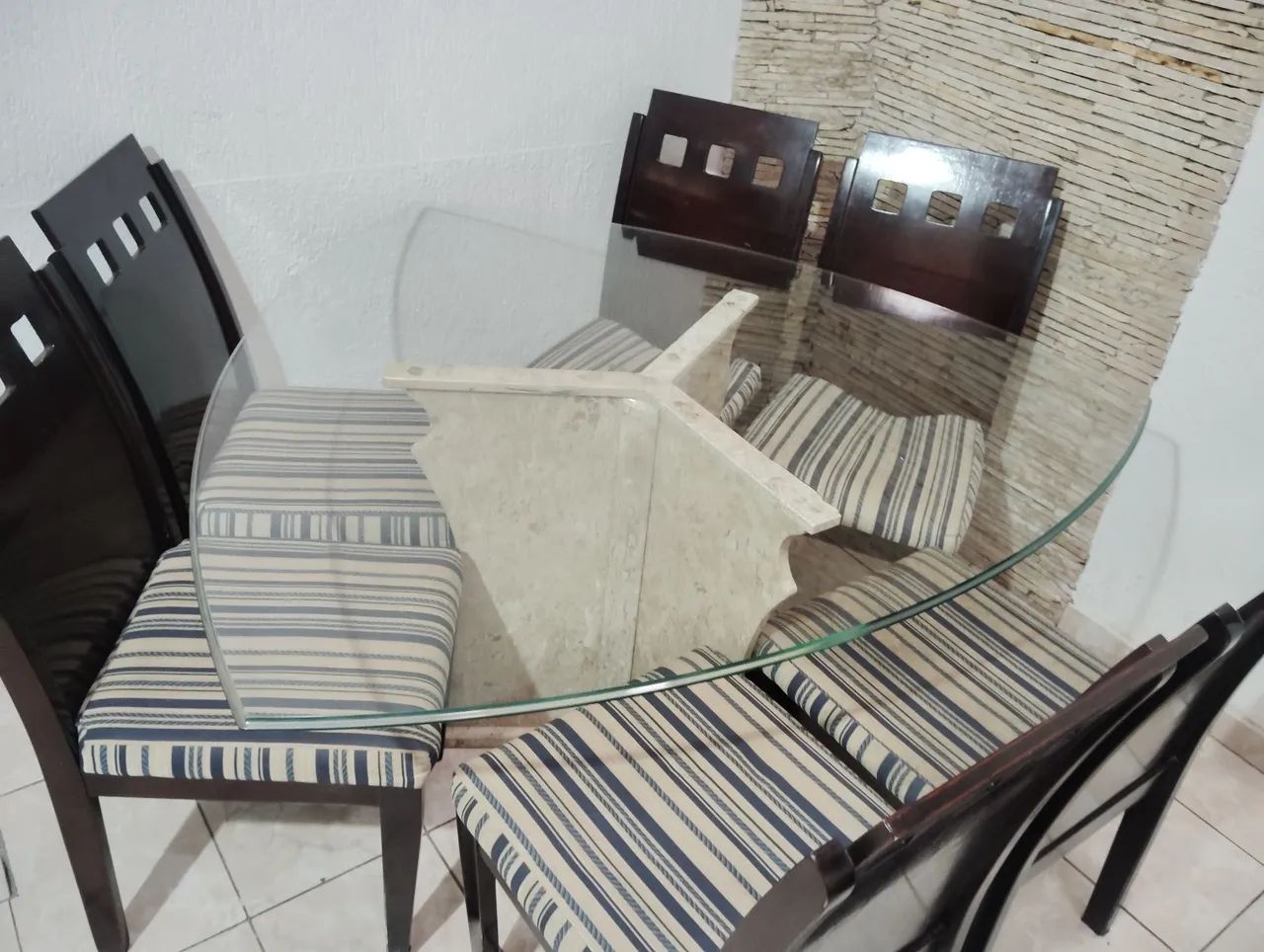 Vendo excelente mesa de vidro com seis cadeiras  - Foto 2