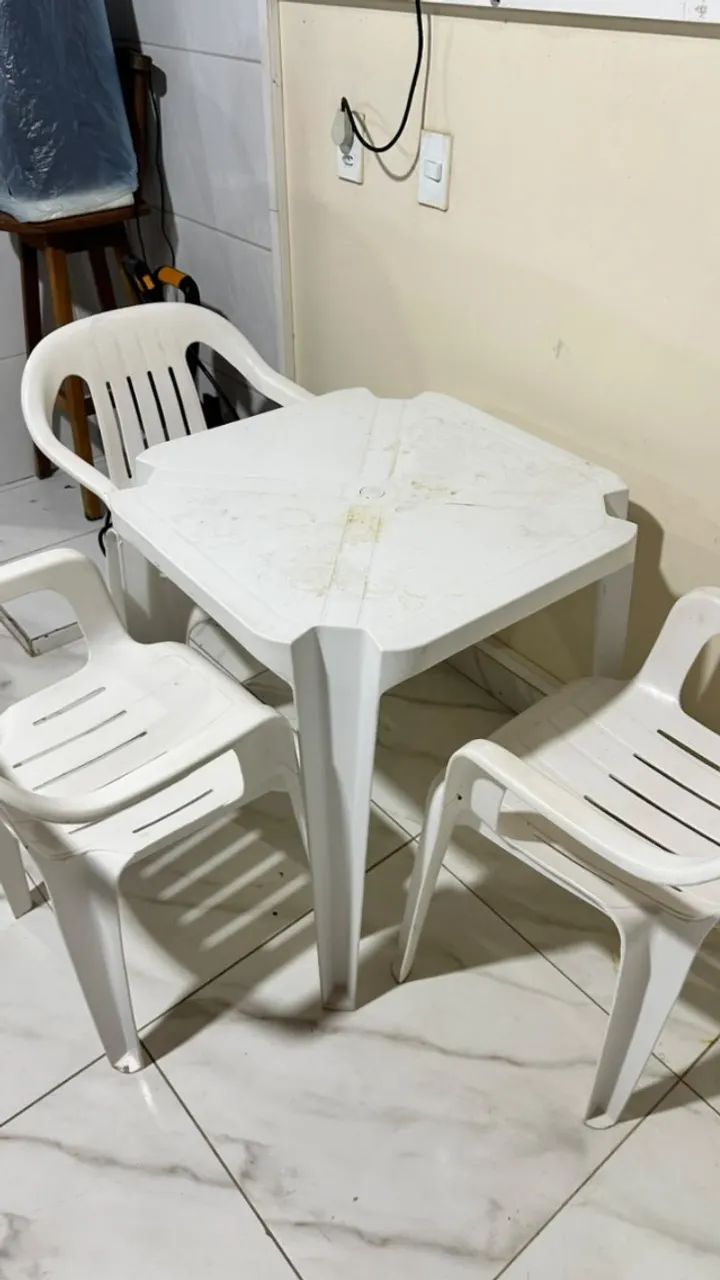Mesa quadrada com 3 cadeiras de Plástico - Foto 5