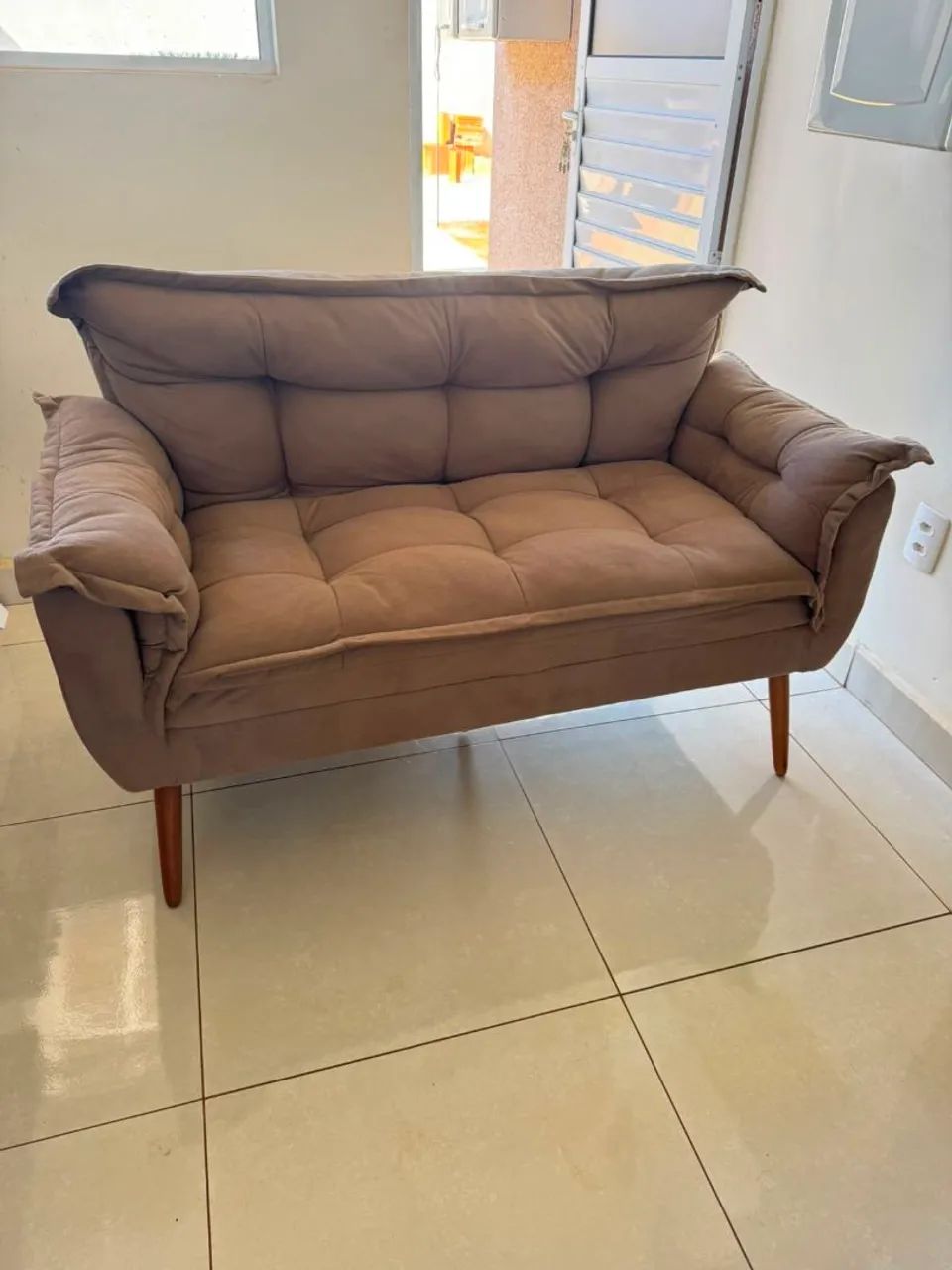Namoradeira 2 lugares Suede pés palito