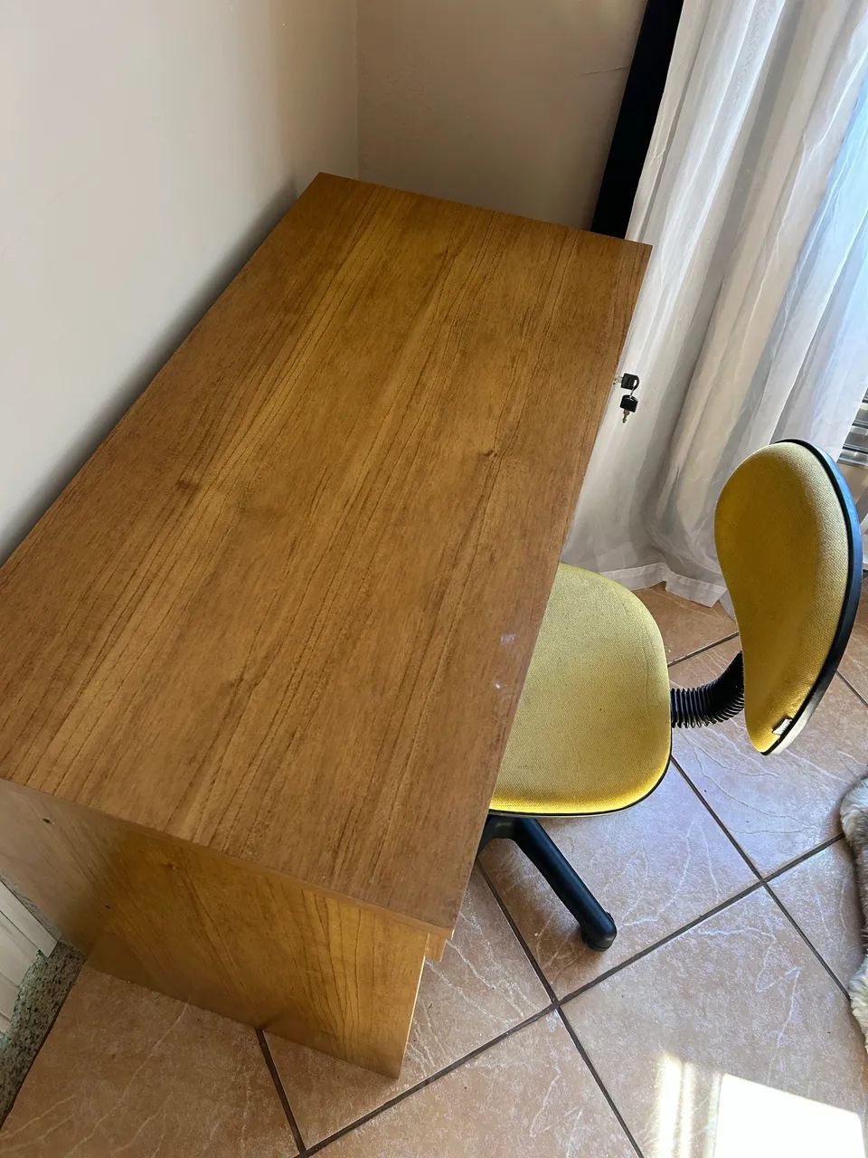Mesa de Escritório com Gaveta e Chave + Cadeira Giratória - Foto 2