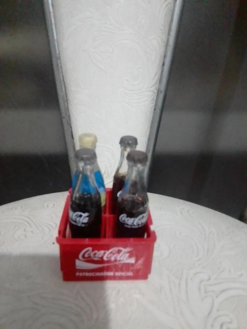 Mini garrafinhas e engradado da coca cola 