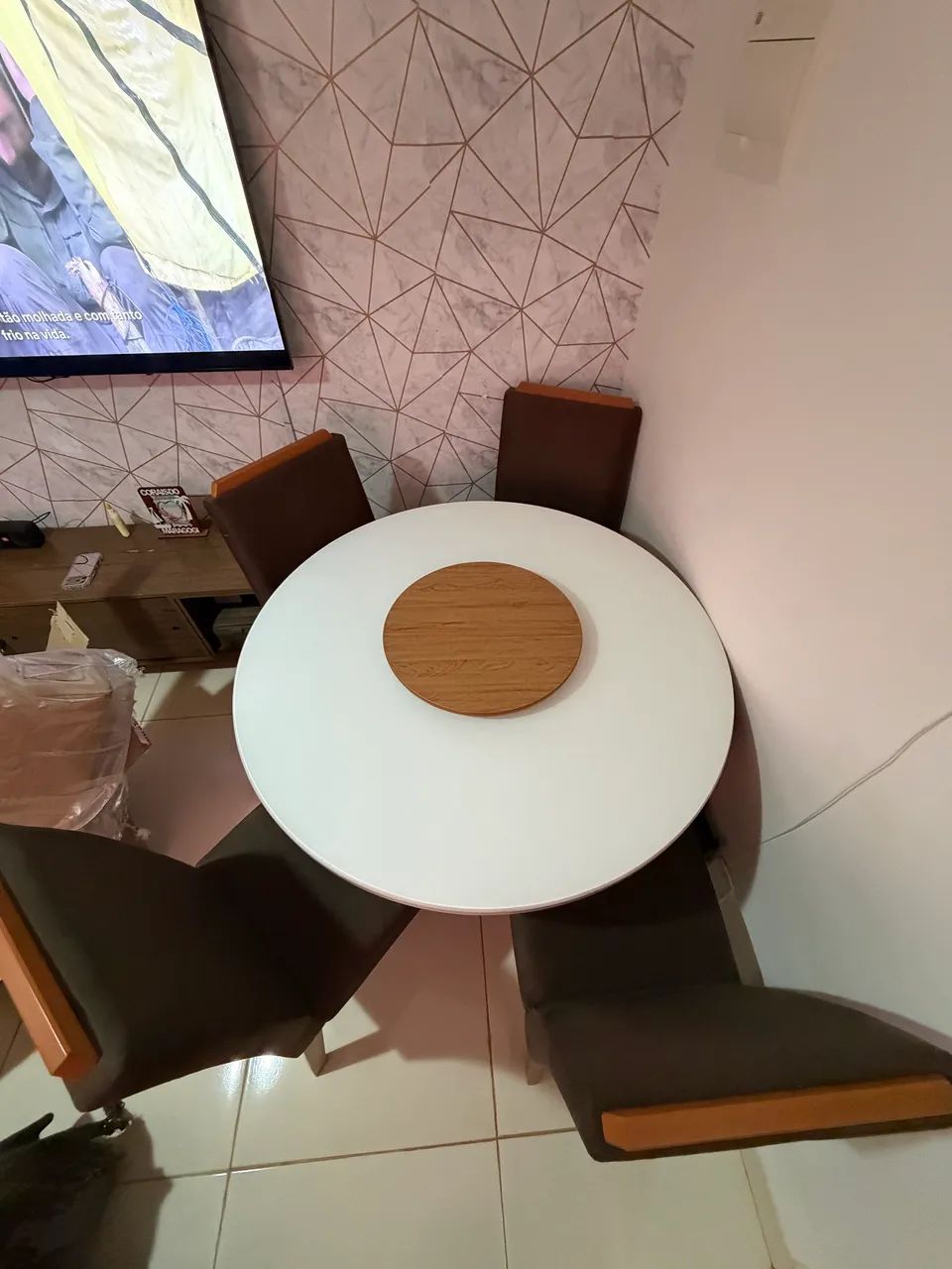 Mesa com 4 cadeiras! Super Nova! 