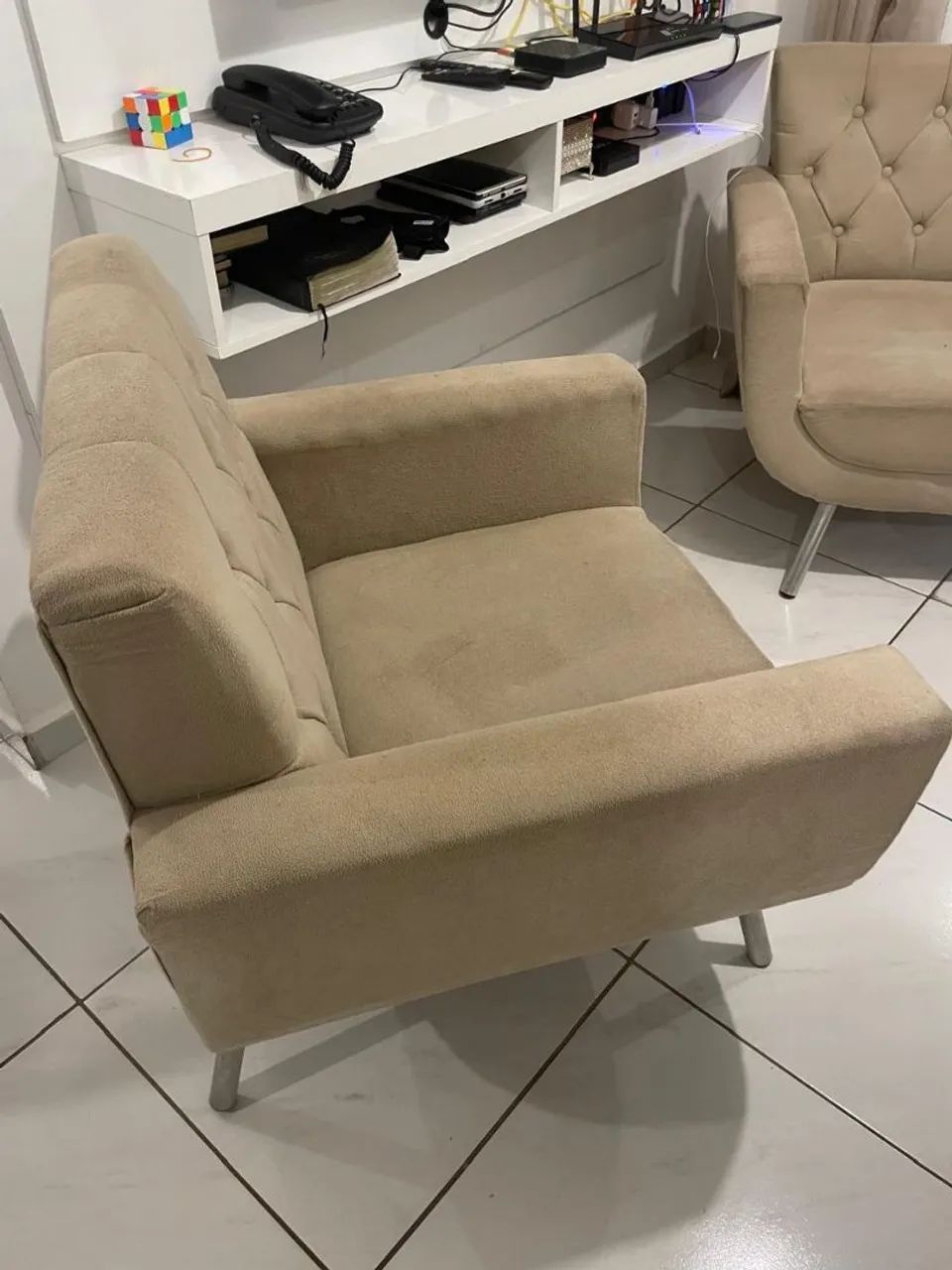 Duas Poltronas Begues (Capitonê) 