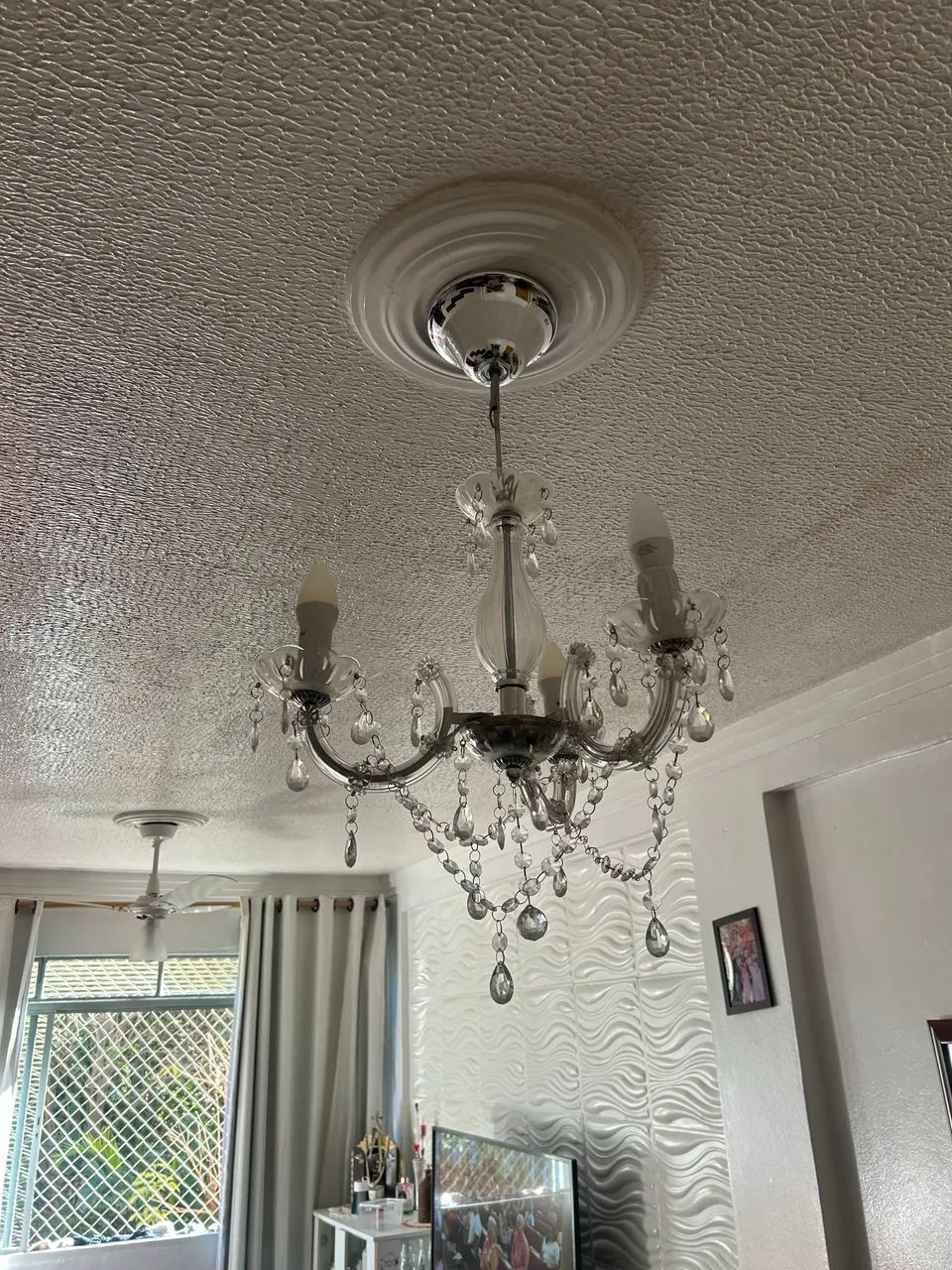Lustre acrílico com lâmpada de pingo