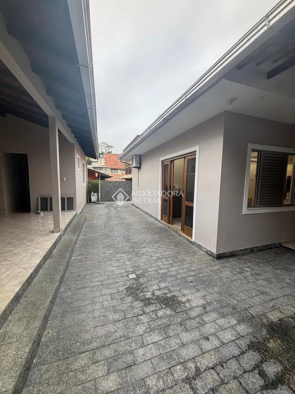 Casa com 4 quartos e area com churrasqueira no Centro de Sao Jose SC - Foto 4