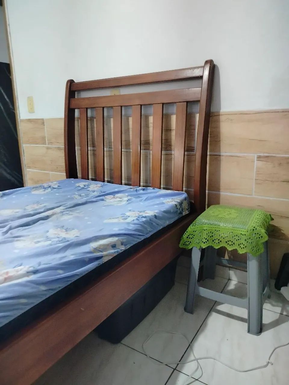 Cama de madeira pura e nobre de solteiro com colchão  - Foto 2