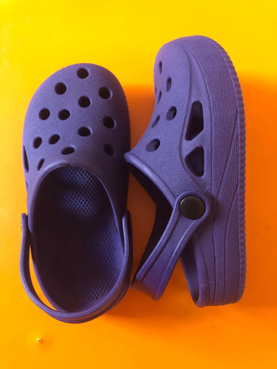 Crocs azul marinho novo - Foto 2